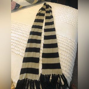 Knit scarf with fringe
